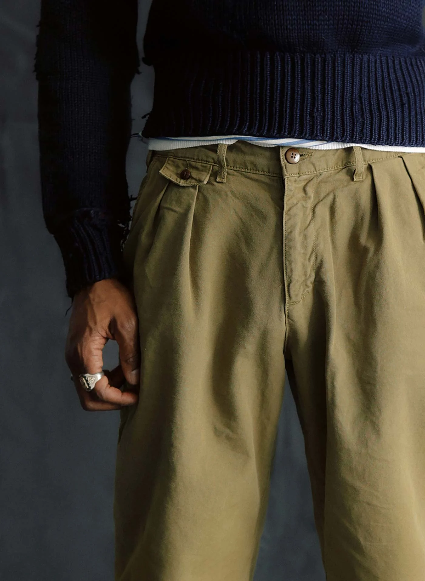 campbell pleated chino in field tan - Image 4