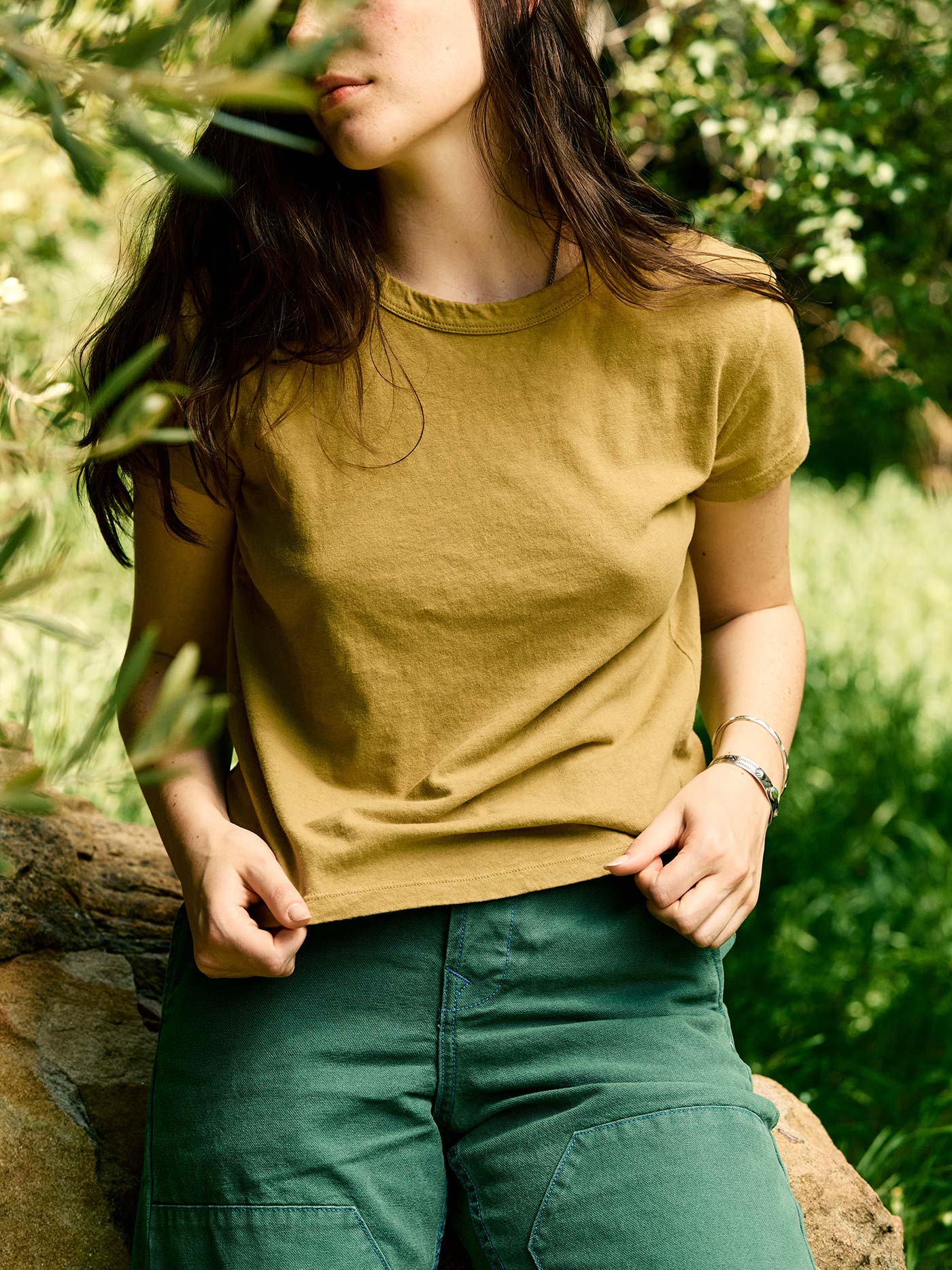 the drop tee in desert green - Image 6