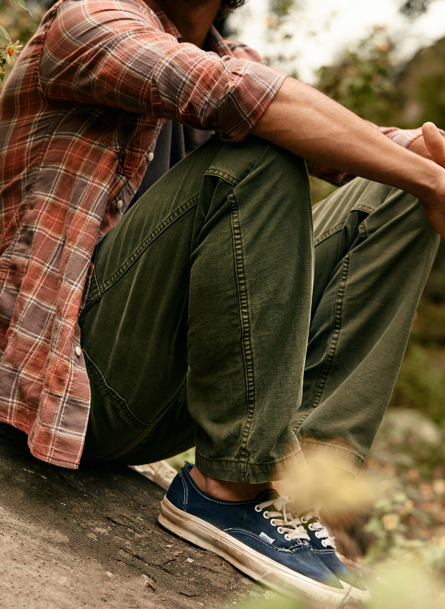 oliver military trouser in olive - Image 3