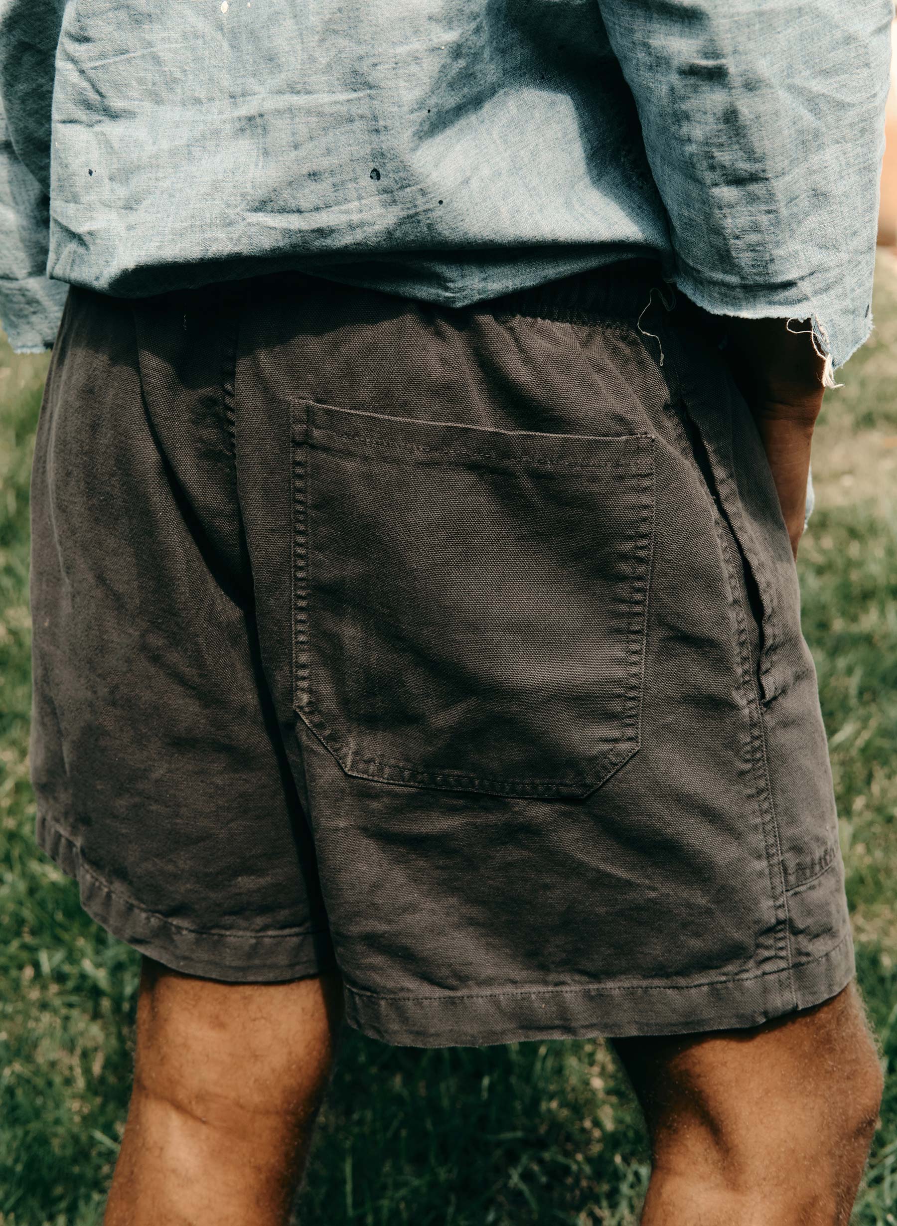 the canvas lounge short in faded black - Image 3