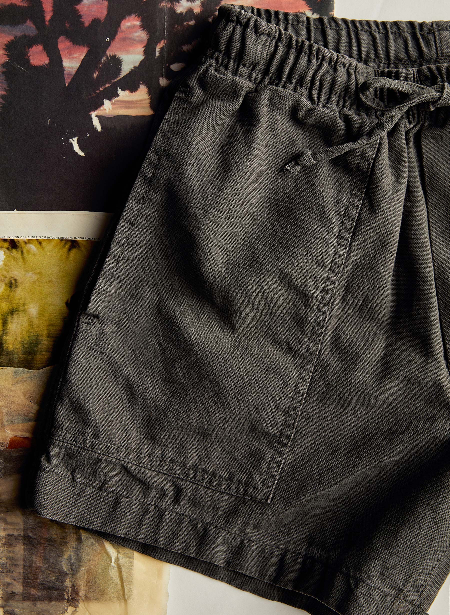 the canvas lounge short in faded black - Image 4