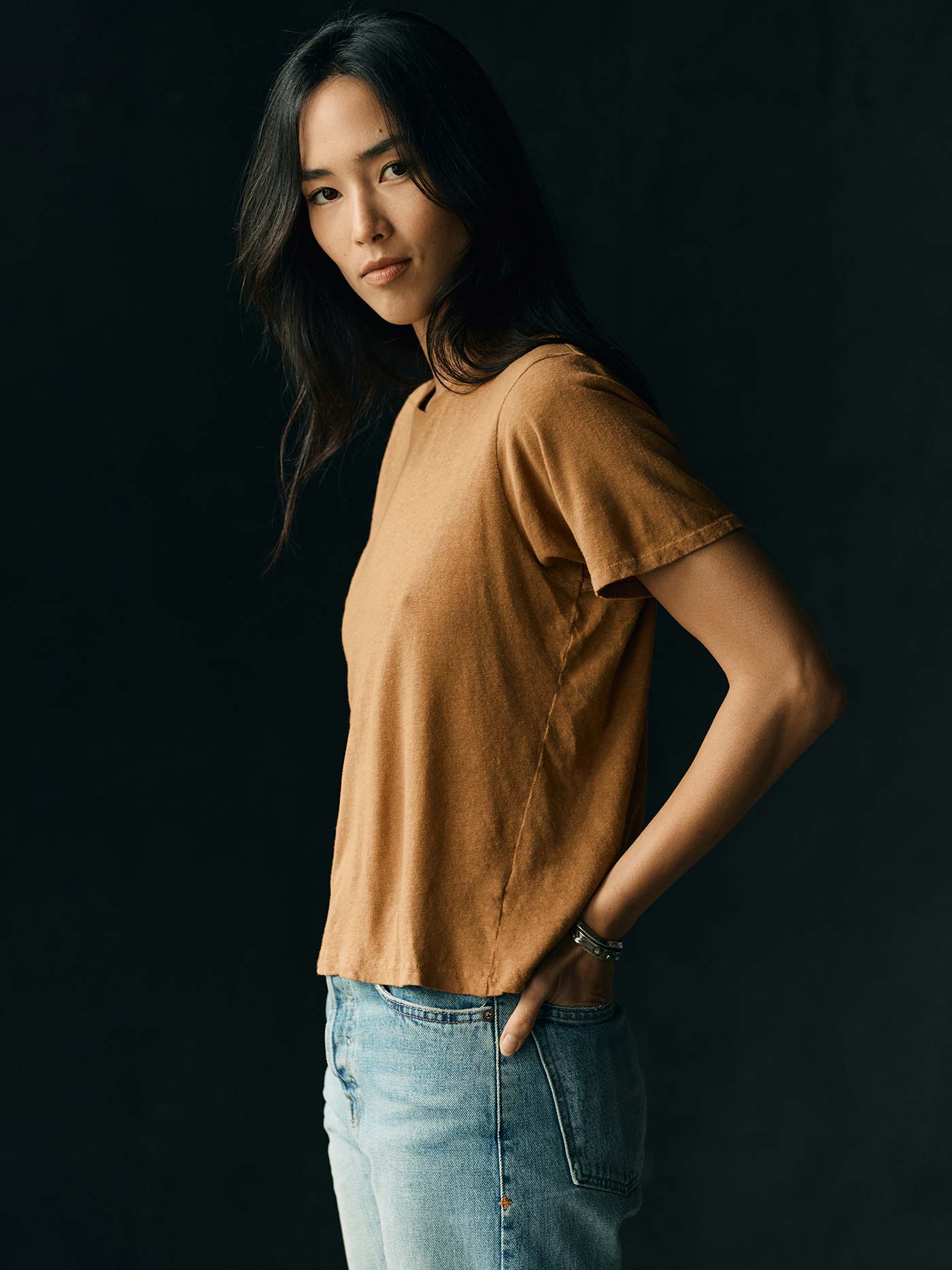the cotton hemp tee in field brown - Image 4