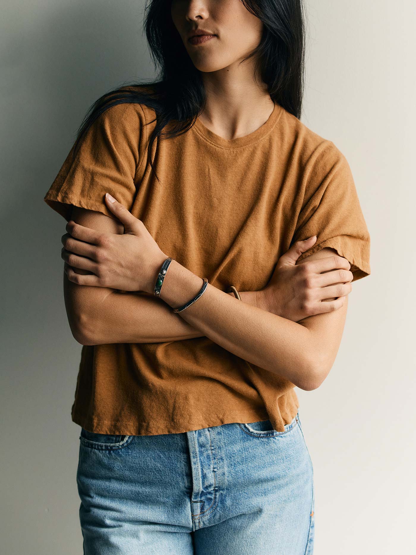 the cotton hemp tee in field brown - Image 7