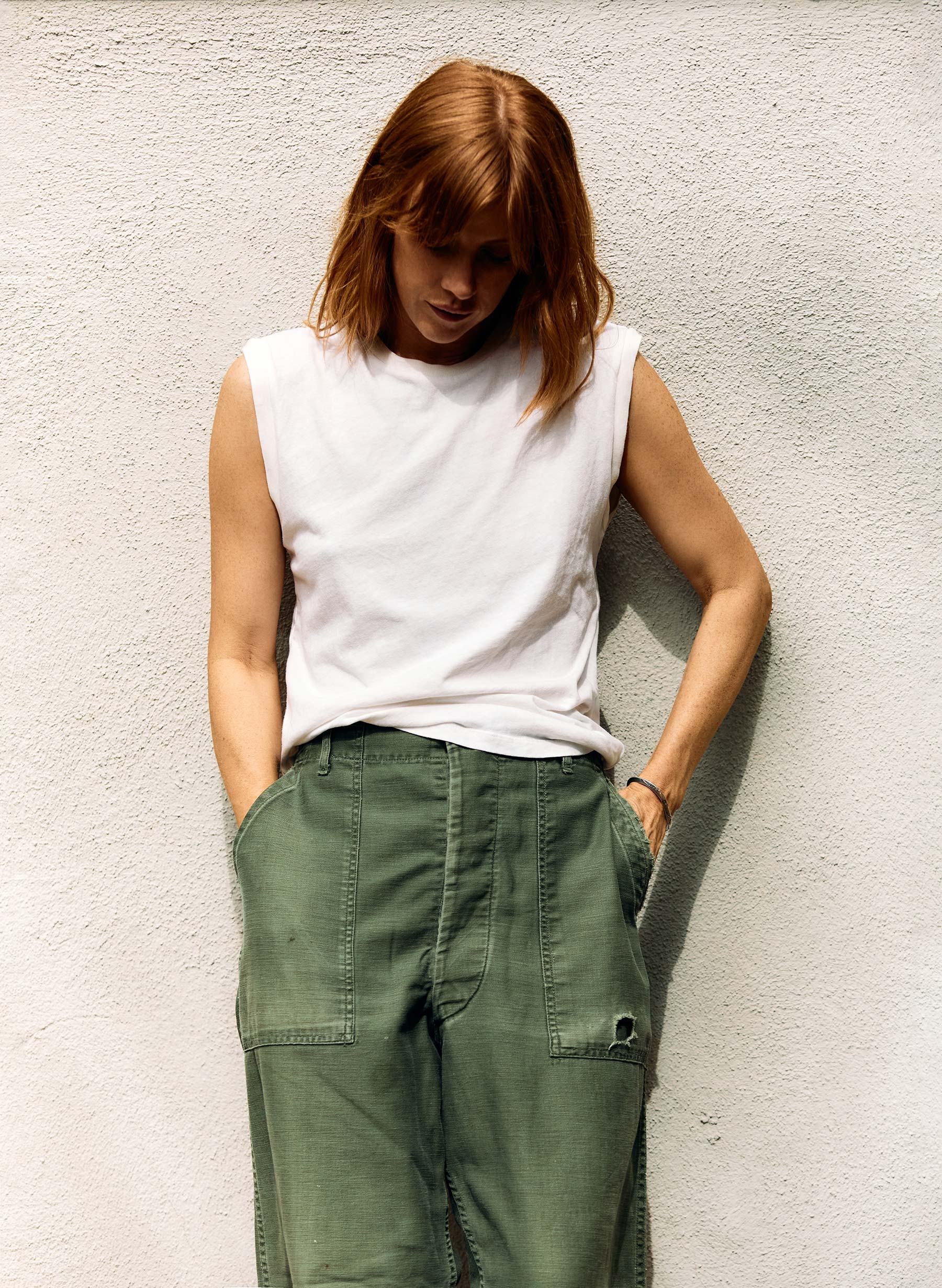 the cotton muscle tee in vintage white - Image 7