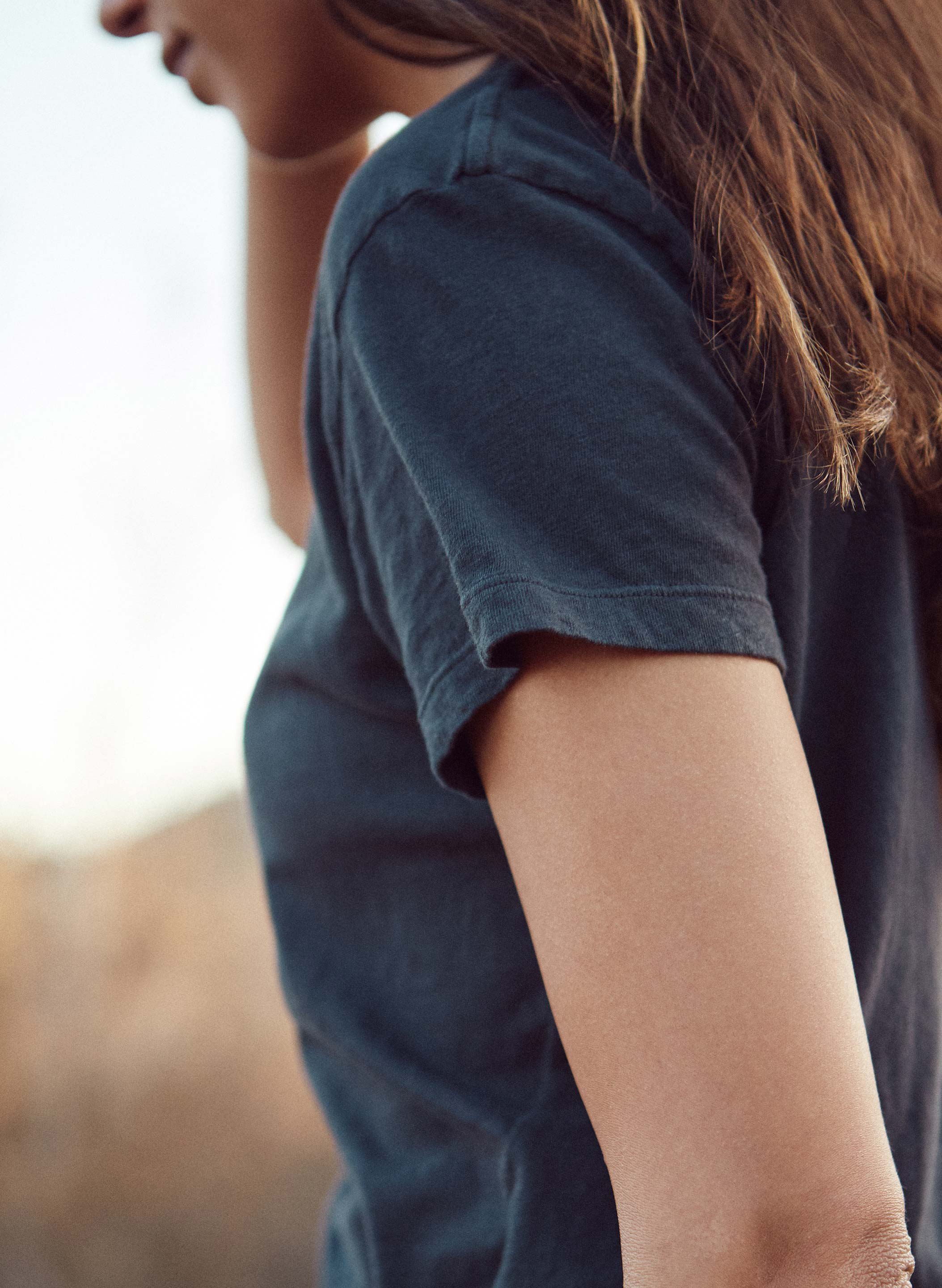 the drop tee in faded black - Image 6