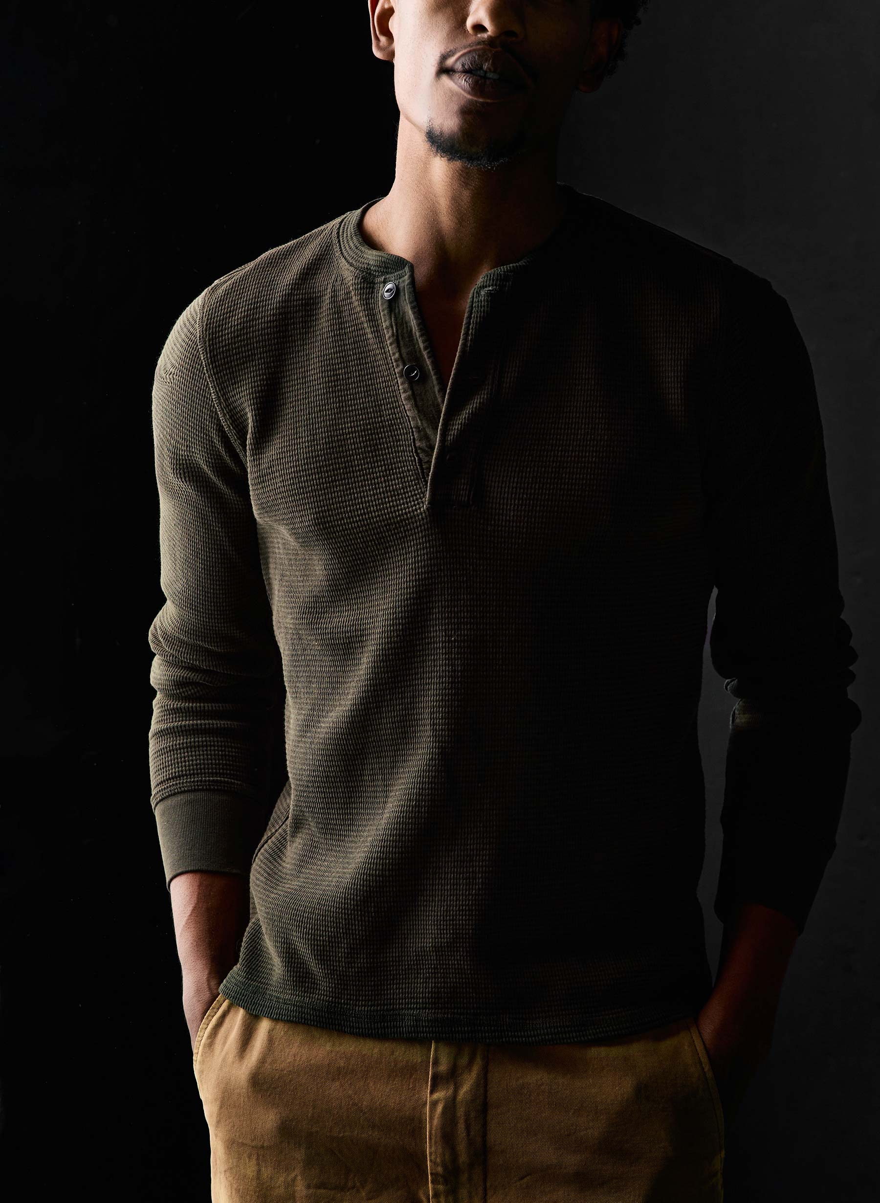the knit waffle henley in forest - Image 6