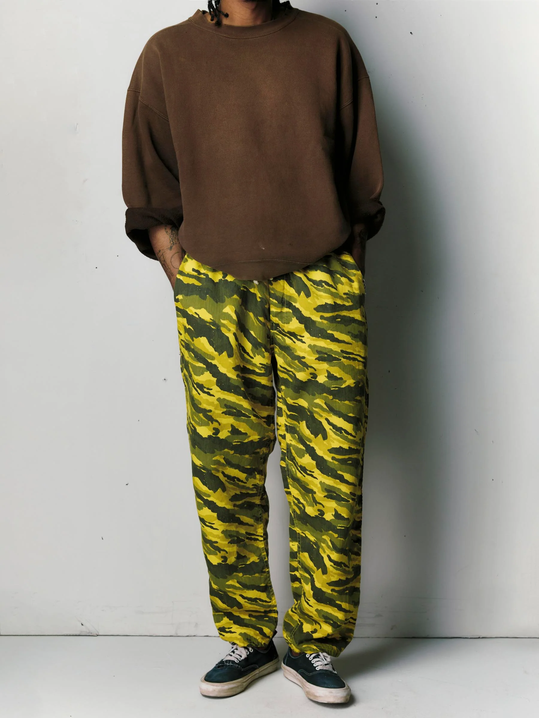 the lounge pant in brushstroke camo - Image 7