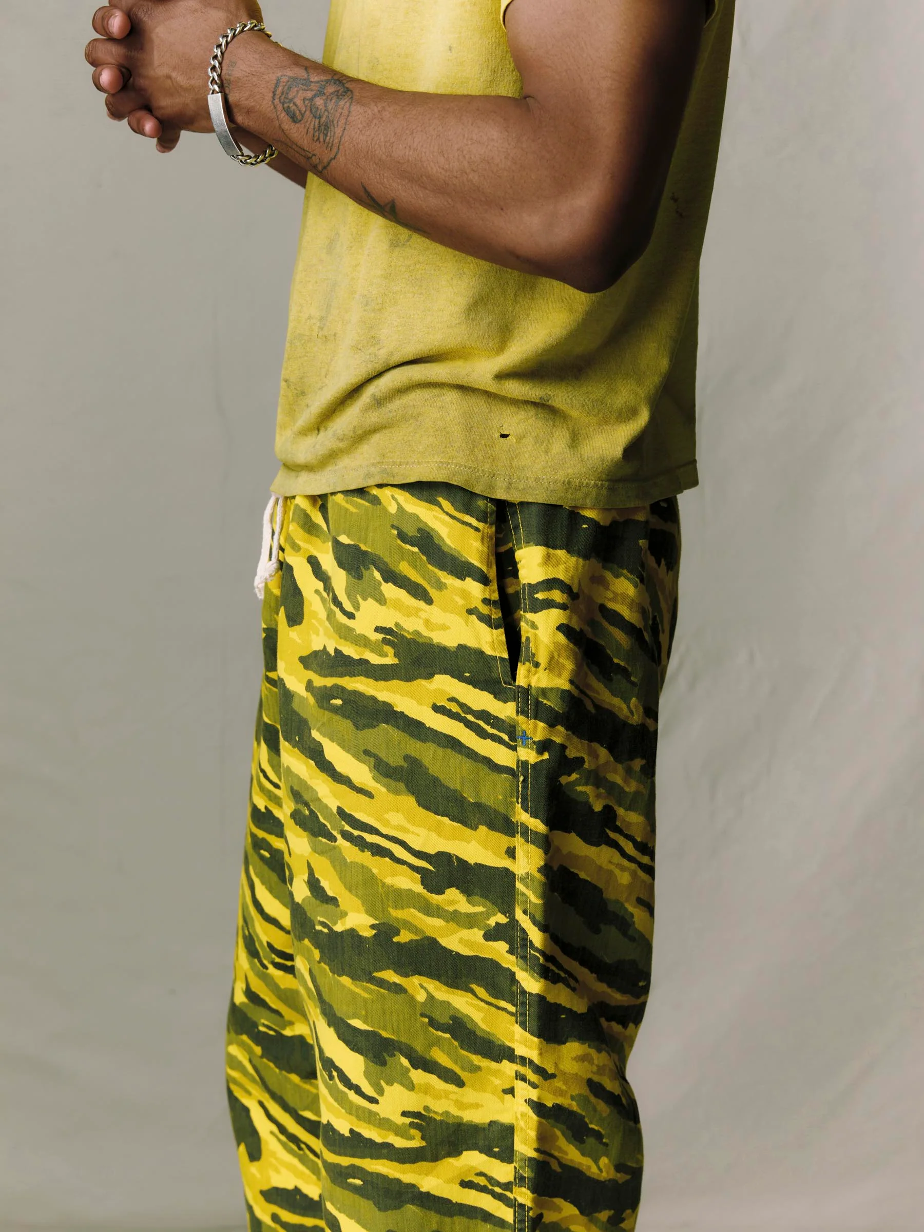 the lounge pant in brushstroke camo - Image 9