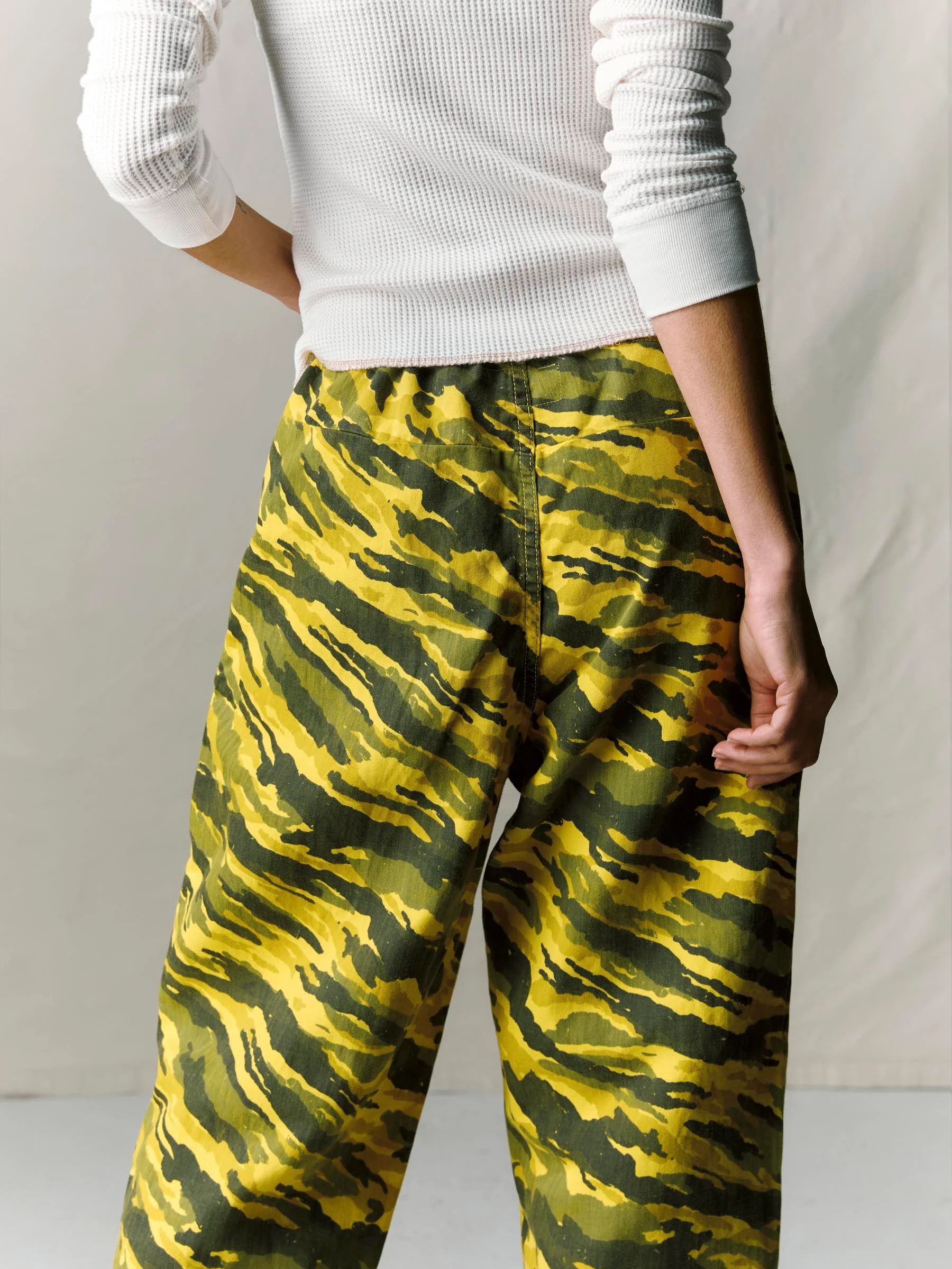 the lounge pant in brushstroke camo - Image 5