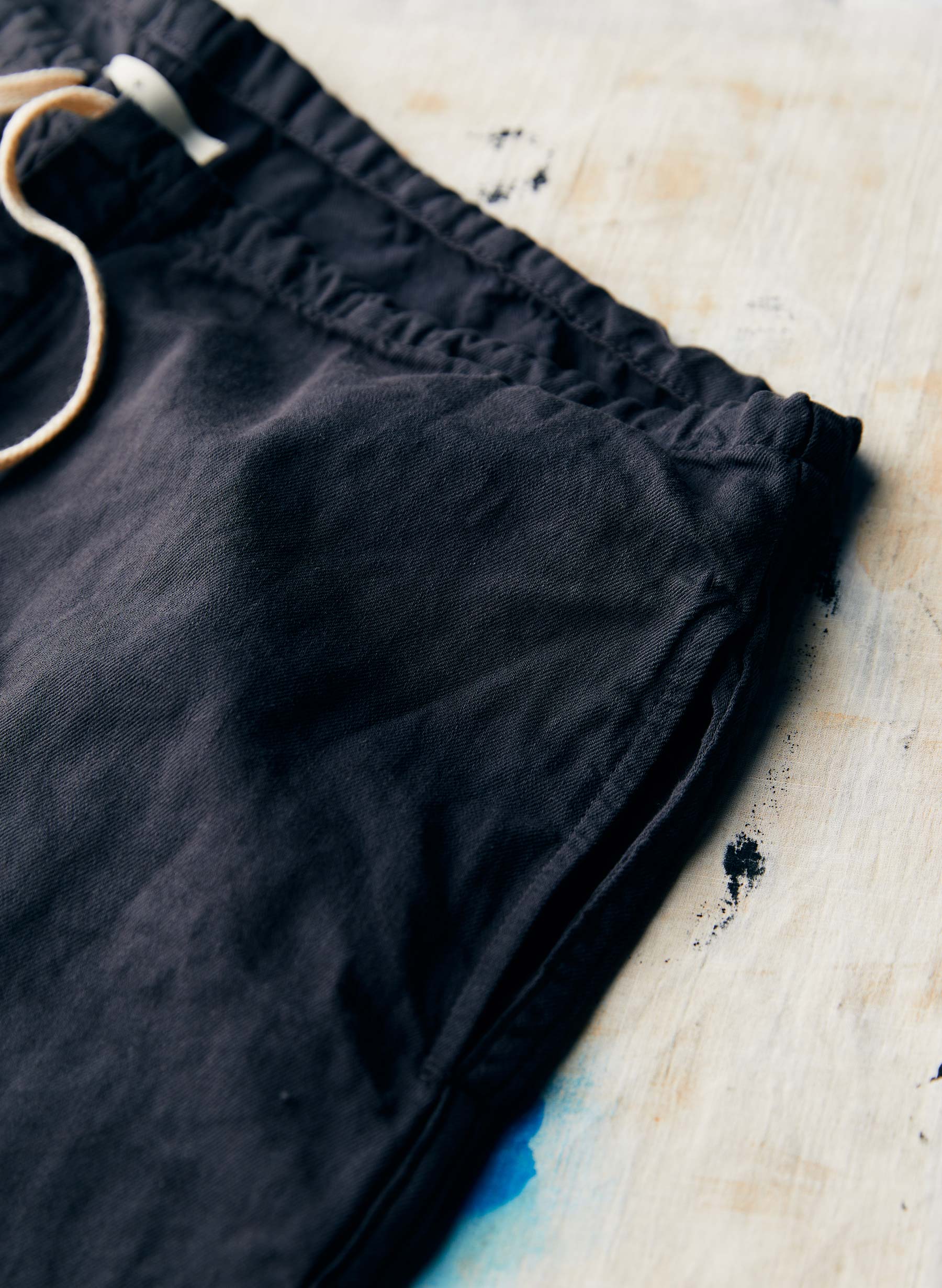 the lounge pant in faded black - Image 10