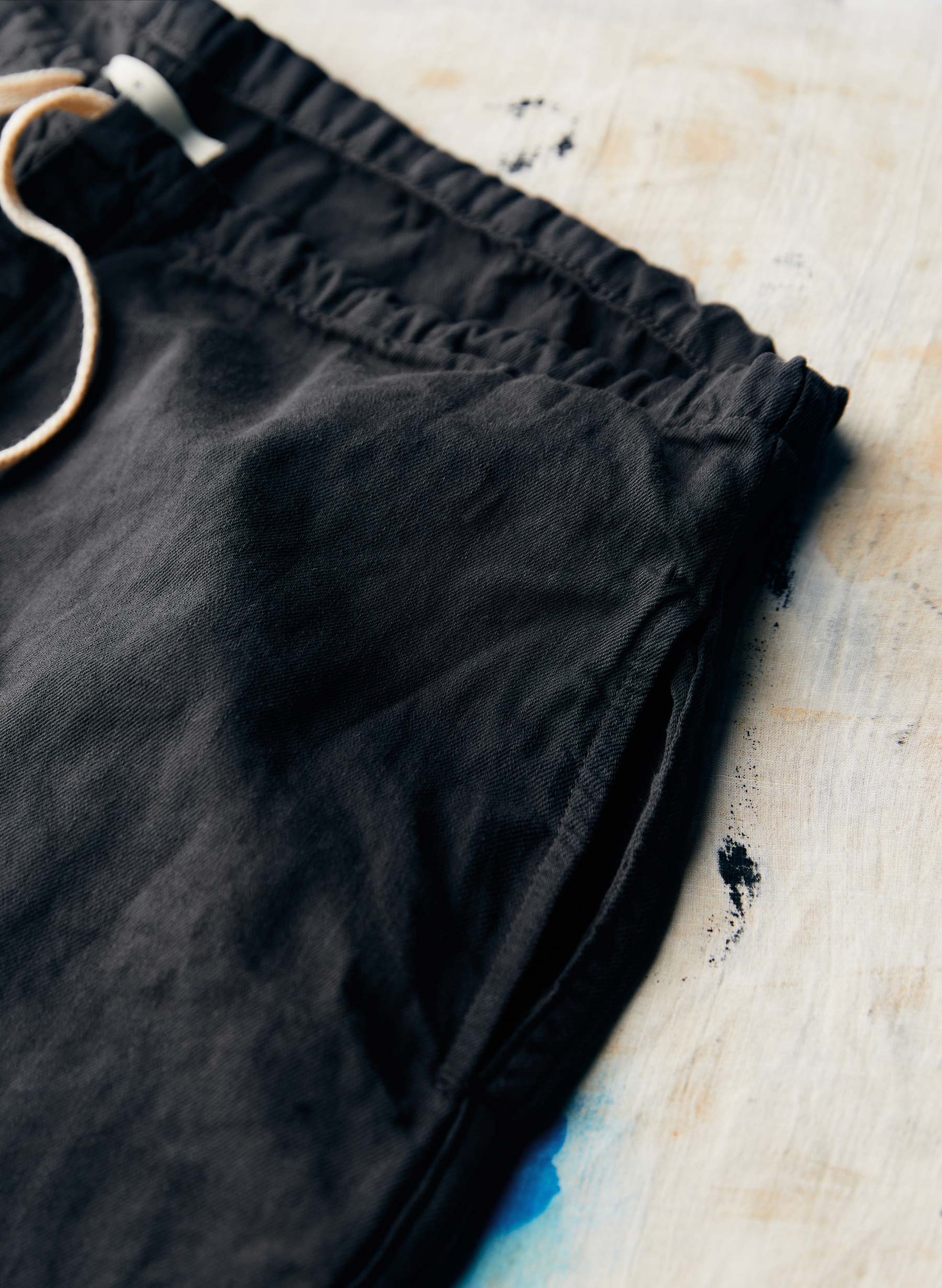 the lounge pant in faded black - Image 7