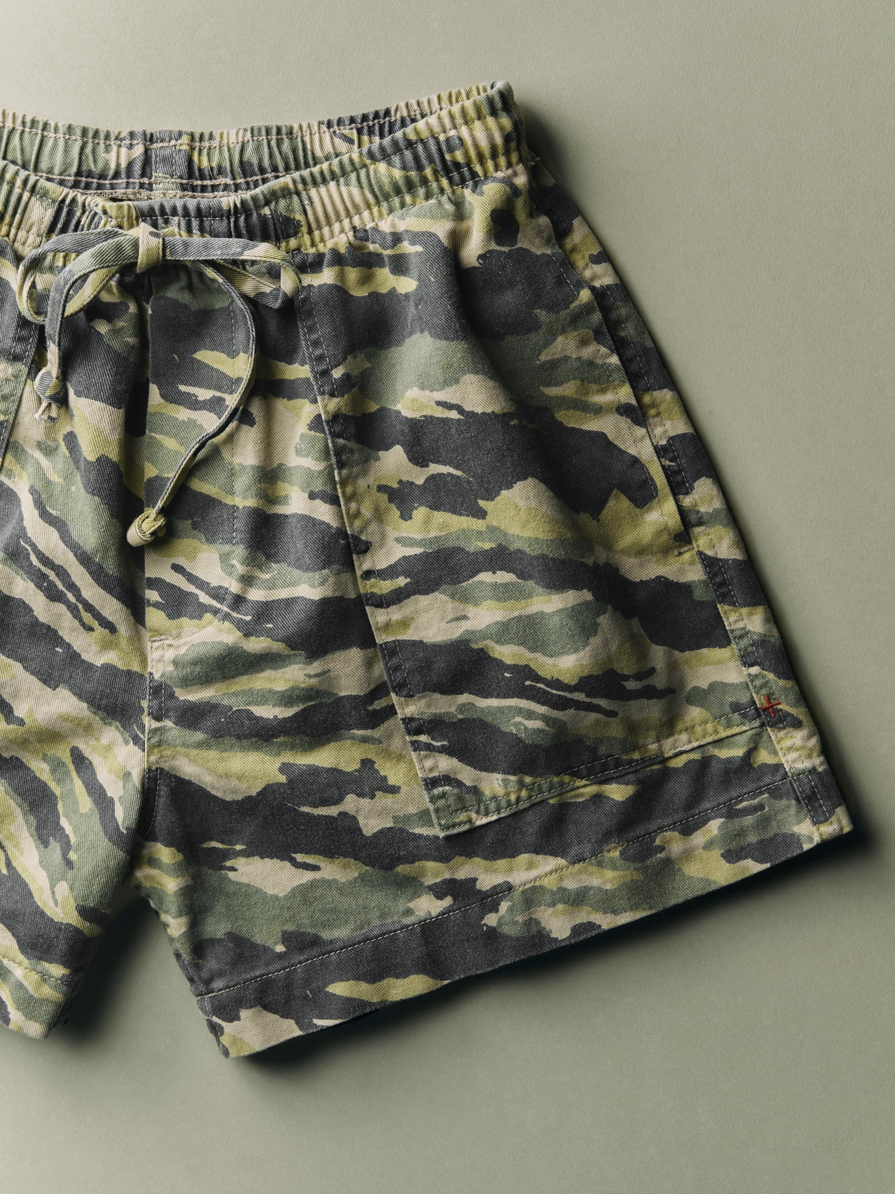 the lounge short in brushstroke camo - Image 5