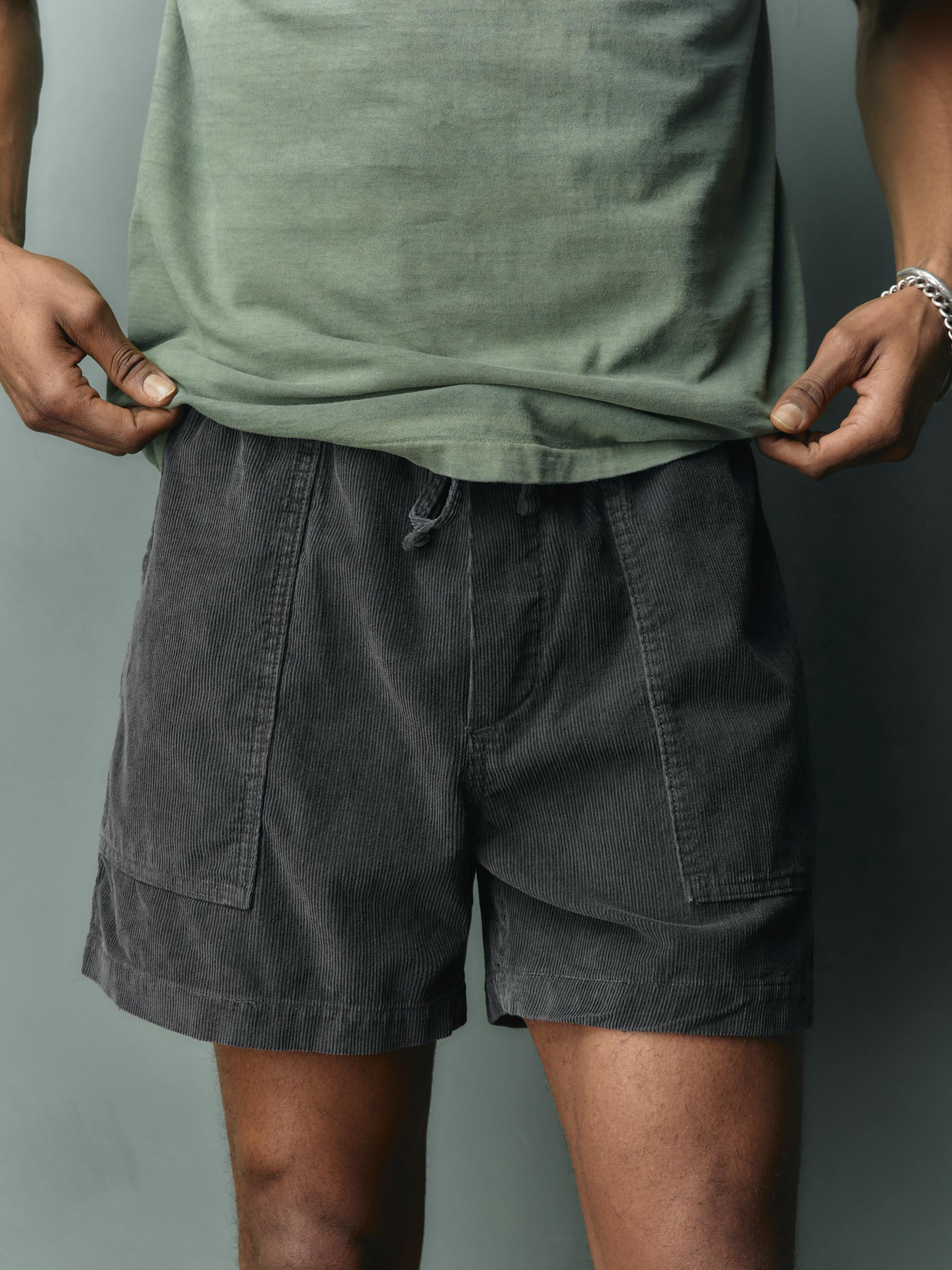 the lounge short in sunfaded black cord