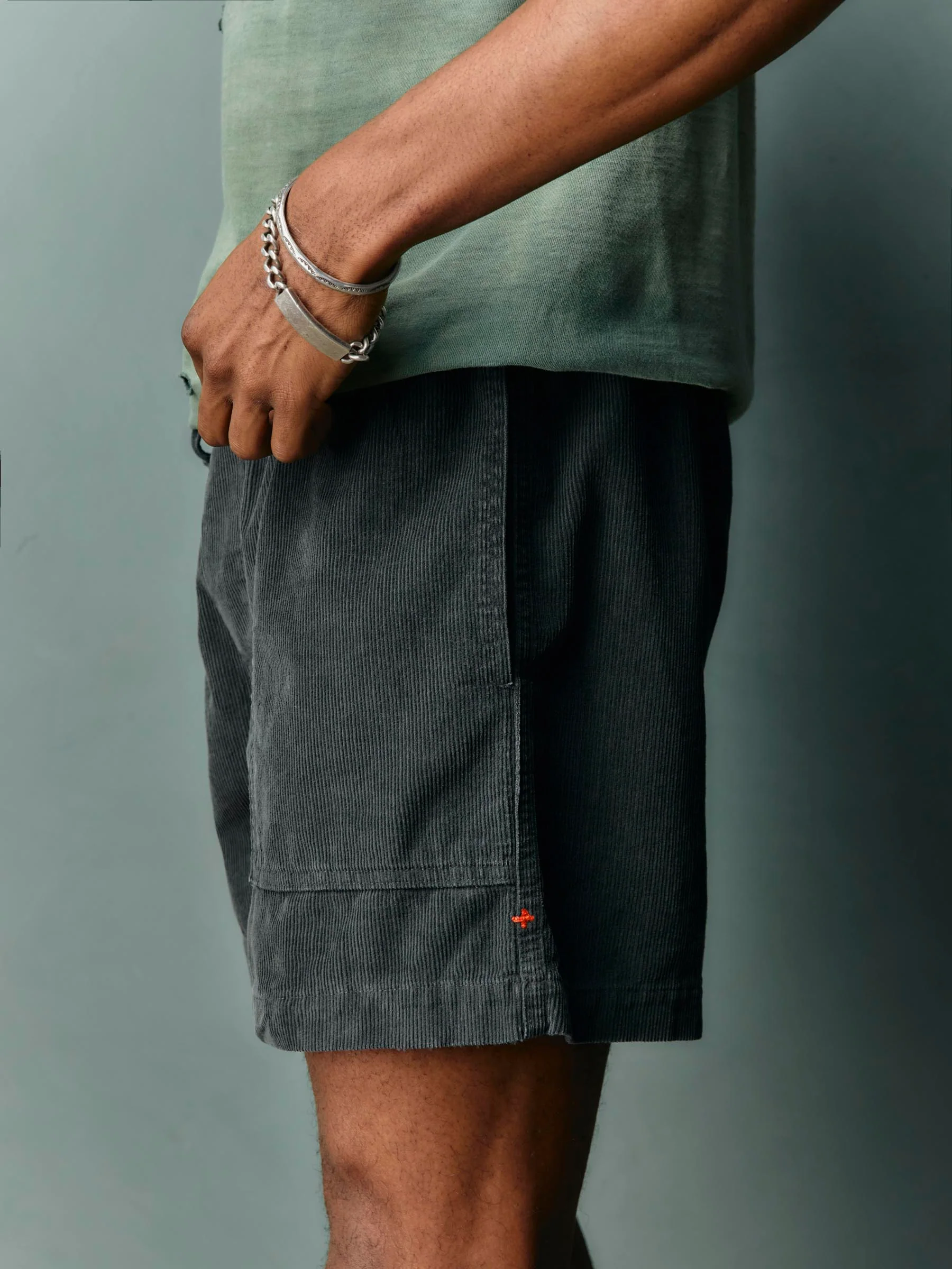 the lounge short in sunfaded black cord - Image 4